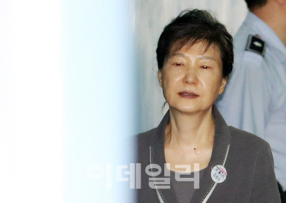 박근혜 1심 "하나은행 본부장 승진 요구, 강요 유죄"(속보)