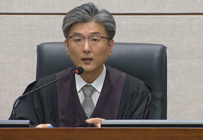 "징역 24년을 선고한다"…朴에 중형 내린 김세윤 판사는?