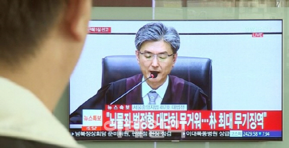 박근혜 징역 24년 선고…"정치보복" Vs "사필귀정"