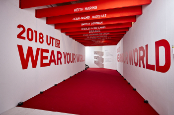 유니클로가 당구장에 티셔츠를 전시한 이유는?