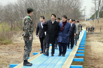  남북정상회담 준비차 판문점 일대 둘러보는 임종석·장하성 실장