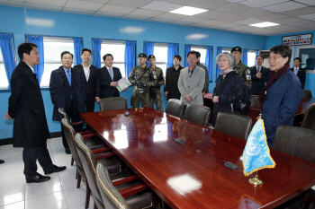  판문점 현장 점검 나선 임종석 비서실장과 정상회담준비위원들