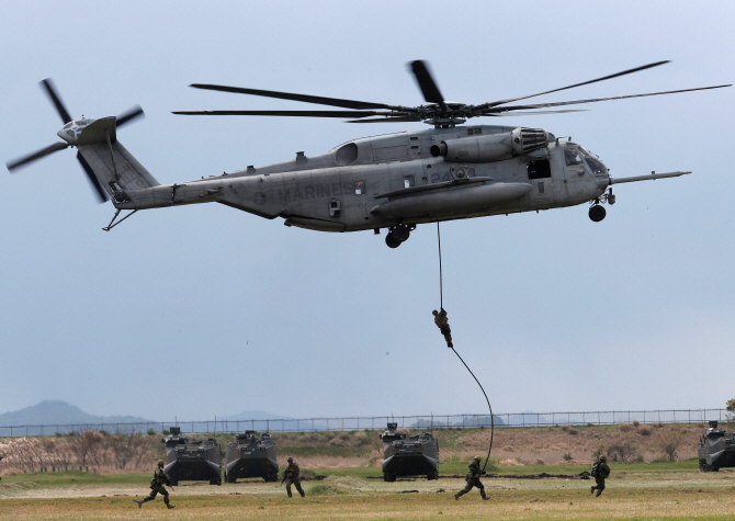 [포토] 헬기레펠...日육상자위대 수륙기동단 훈련