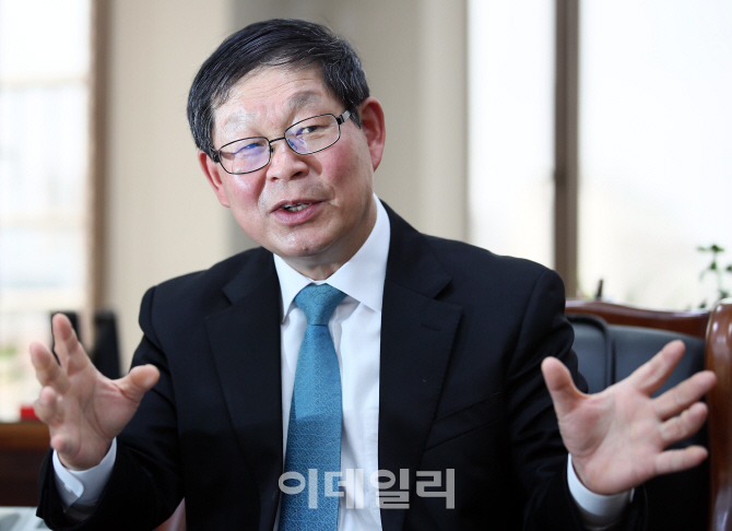 김용근 회장 "남들과 같은 전기차 NO, 수소차로 차별화해야"