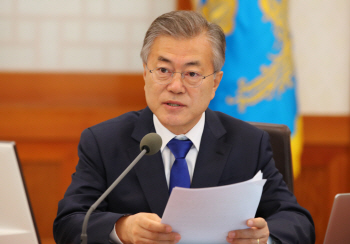 文대통령, 적폐청산 관련해 “정부 방침 따른 중하위직 공직자 불이익 안돼”