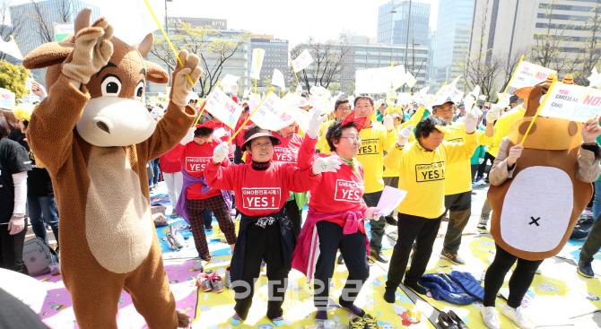 [포토]GMO완전표시제 촉구하는 퍼포먼스