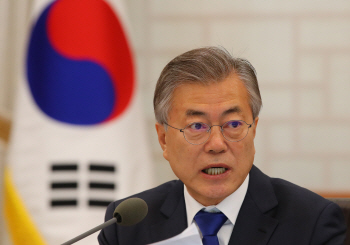 文대통령, 적폐청산 혼선에 일침 “중하위직 공직자 불이익 안돼”(종합)
