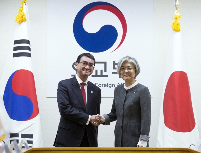 한일 외교장관 "상호 정보공유 북핵문제 해결에 중요"…日납북자 의제 요청도