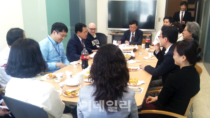 [포토]유영민 과학기술정보통신부 장관, 의약바이오컨버젼스연구단 현장방문 및 젊은 과학자 간담회