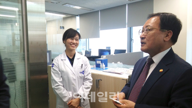 [포토]유영민 장관, 의약바이오컨버젼스연구단 현장방문