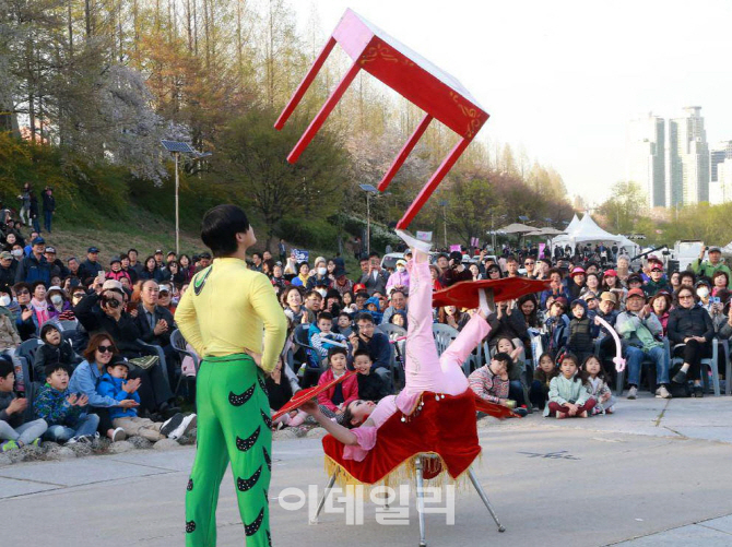 [포토] 벚꽃도 보고 동춘서커스도 관람...