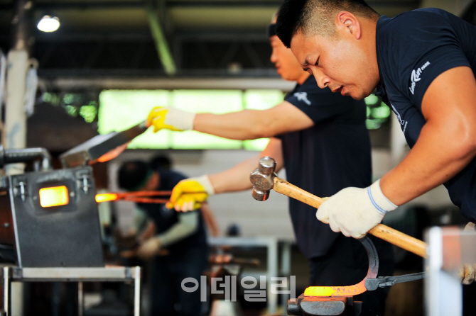 말 신발 만드는 이색 전문직 '장제사'