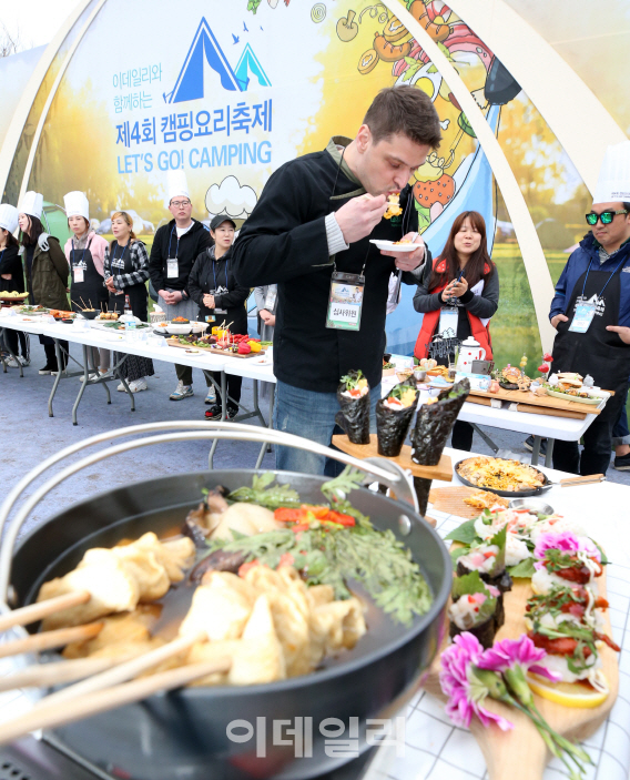 ②아이도 미카엘도 '엄지척'…"이 맛에 캠핑와요"