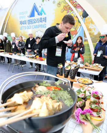 ②아이도 미카엘도 '엄지척'…"이 맛에 캠핑와요"