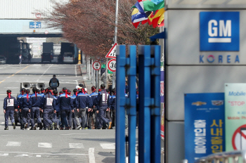 한국GM 20일 법정관리 ‘으름장’…벼랑 끝 전술에 협상 난항