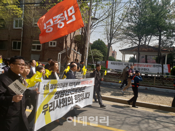 "잊지 않겠다" "가만히 있지 않겠다"…안산시내 수놓은 노란 물결