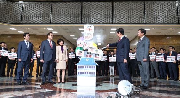 與 댓글공작파문…한국당 “여론조작게이트” “文정부 정통성 문제”