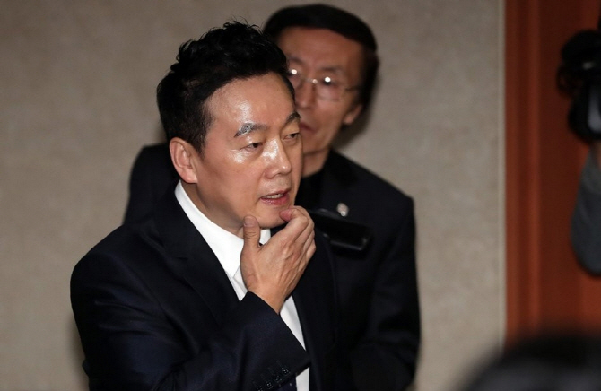 '성추행 의혹' 정봉주, 이번엔 '피고소인 신분'으로 경찰 출석