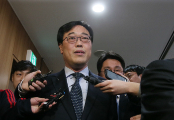 한달새 금감원장 2명 사퇴…靑 "김기식 사표수리"(종합)