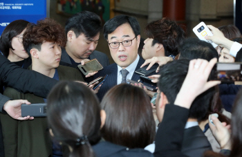 김기식, 셀프 후원에 `발목`…野, 조국도 사퇴하라(종합2보)