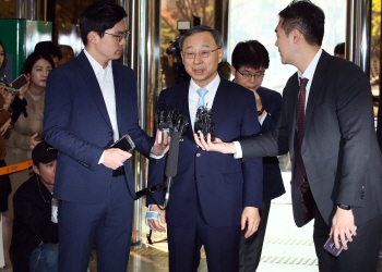 '정치 자금법 위반' 황창규 KT 회장 "조사 성실히 받겠다"(상보)