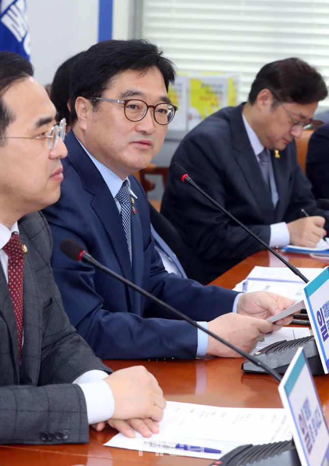 [포토]우원식 민주당 원내대표, 원내대책회의 주재