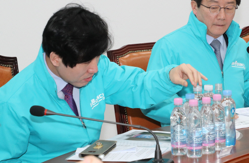 서울시, '反환경 논란' 아리수 페트병 교체한다