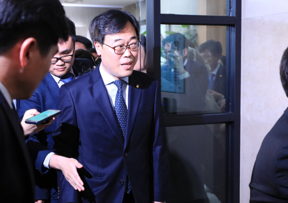 [팩트체크]선관위는 왜 김기식 셀프후원 `위법` 결론내렸나?