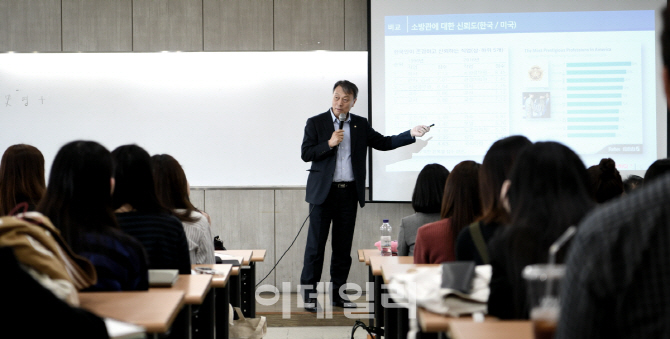 [포토]학생들에게 소방 홍보하는 조종묵 소방청장