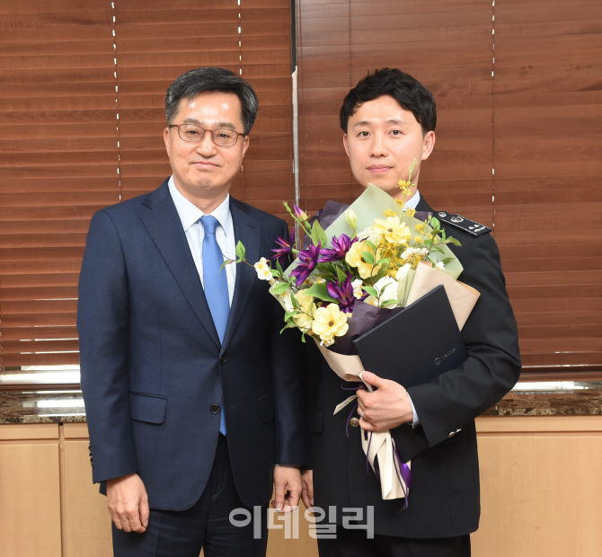 [포토]김동연 경제부총리, FTA 업무유공자 직원 표창 수여