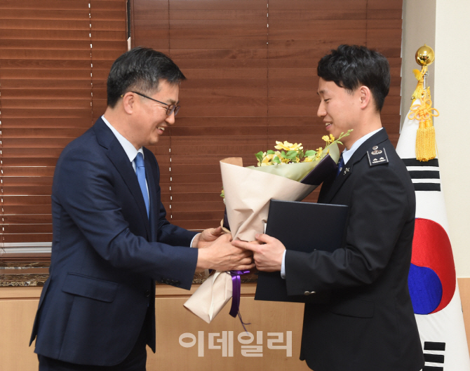 [포토]김동연 경제부총리, FTA 업무유공자 표창 수여