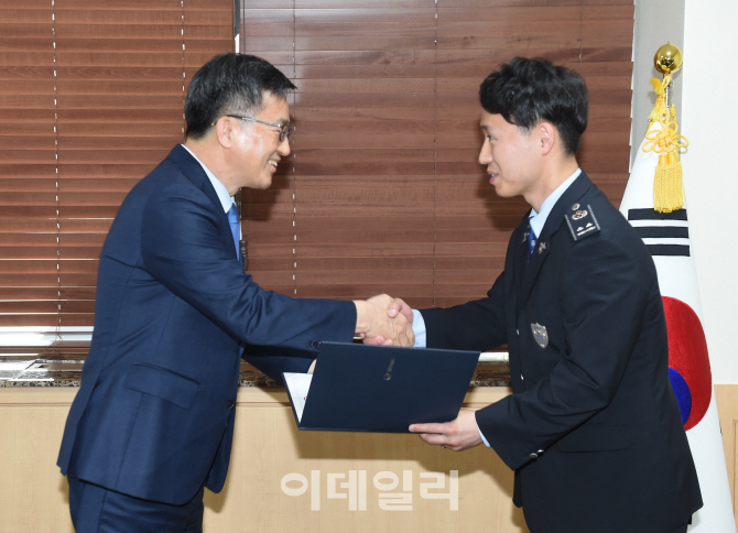 [포토]김동연 부총리, FTA관세율 오류 발견한 서울세관 소속 윤준성씨 노고 치하