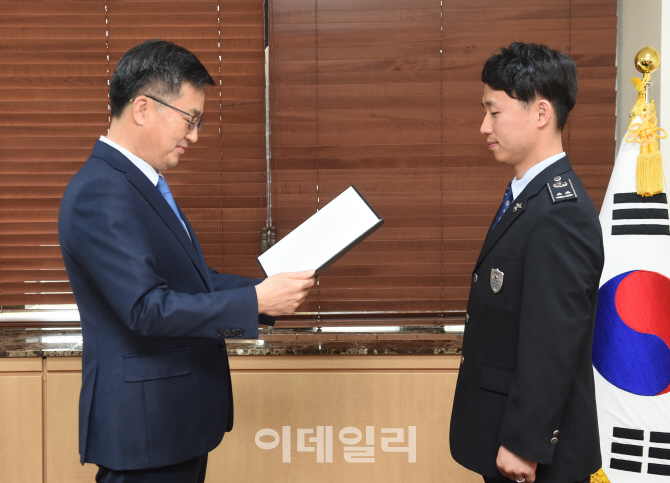 [포토]FTA관세율 오류 발견해 부총리 표창 수상한 서울세관 윤준성씨