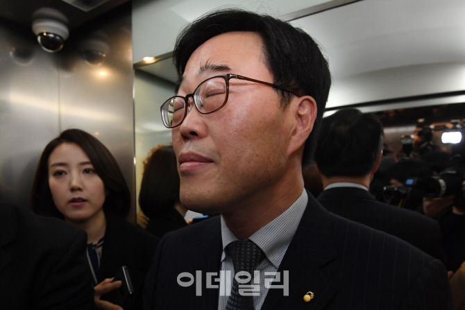 檢, '외유성 출장 논란' 김기식 동행한 인턴 A씨 소환 조사