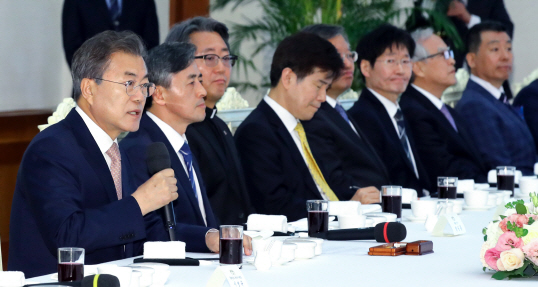 文대통령 “불과 몇 달 전, 군사적 긴장 고도화돼 전쟁 그림자 어른”(속보)