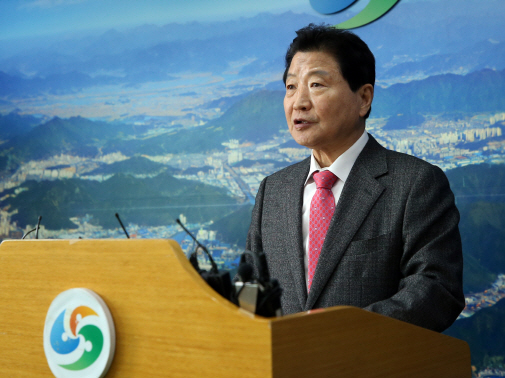 한국당 창원 당원들 “안상수, 무소속으로 洪 버르장머리 고쳐달라”