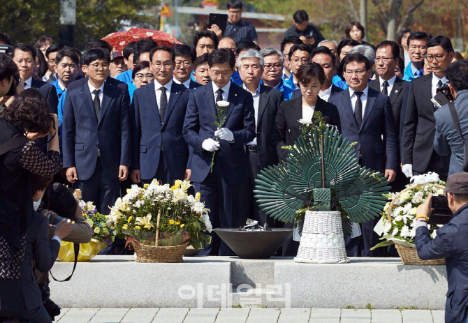 [포토] 노무현 전 대통령 분향하는 김경수 후보