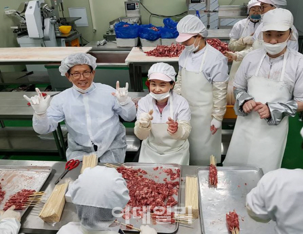 김문수, ‘위생모자’ 쓰고 양꼬치 끼운 이유는?