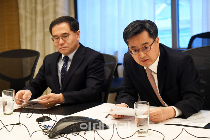 김동연, 美서 한국GM 긴급 회의.. "노사합의 결렬시 원칙대응 불가피"(상보)