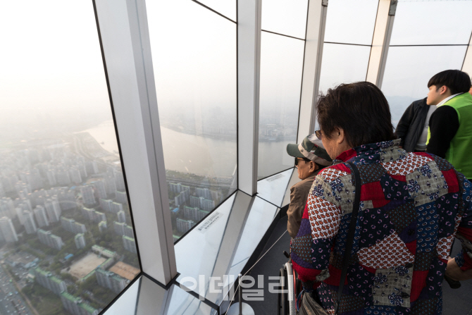 [포토]한센인 어르신 발 밑으로 펼쳐진 서울 풍경