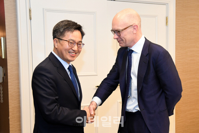 [포토]국가신용등급 오르나..밝게 웃는 김동연·무디스