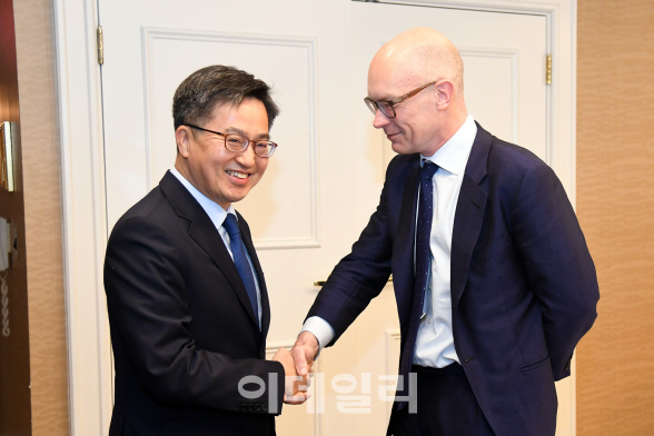 김동연 만난 신평사 "北 리스크 완화..남북회담 성과 관심"