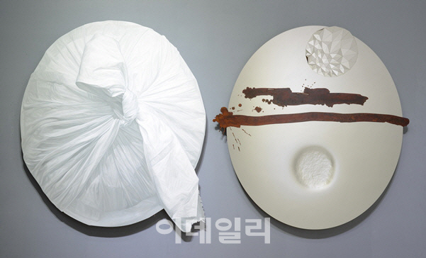 [e갤러리] 거울에 가둔 두 달덩이…김기수 '문무대왕릉의 달'