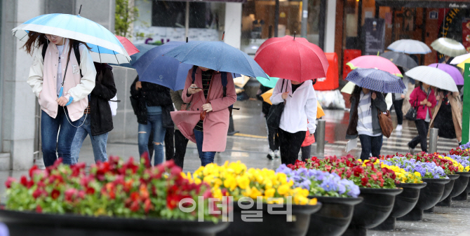 [포토]봄 비 내리는 등교길 풍경