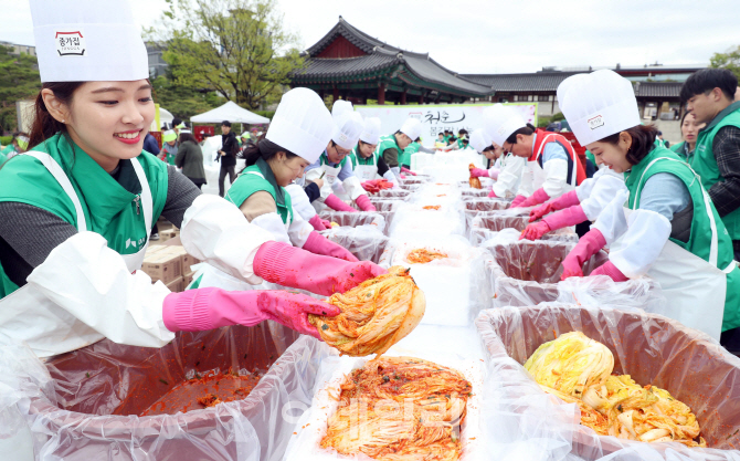 [포토]대상 '종가집과 청춘 봄김장 나눠요'