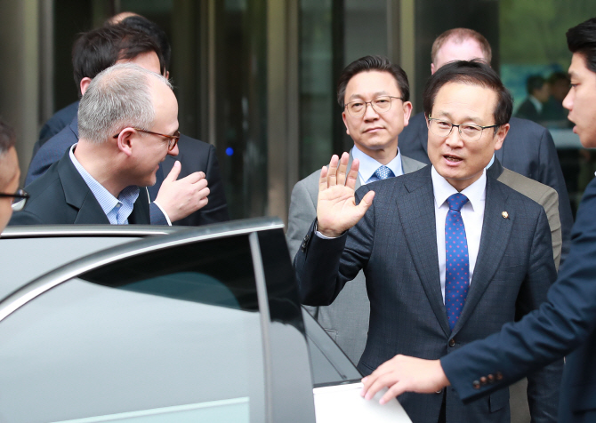 GM, 10년 이상 체류·비토권 "긍정적"..산은에 자금지원 '+∝' 요구