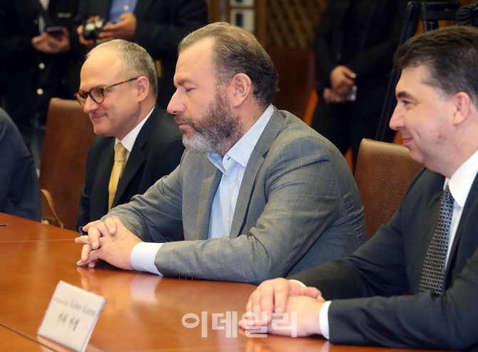 [포토]눈 감은 댄 암만 총괄사장