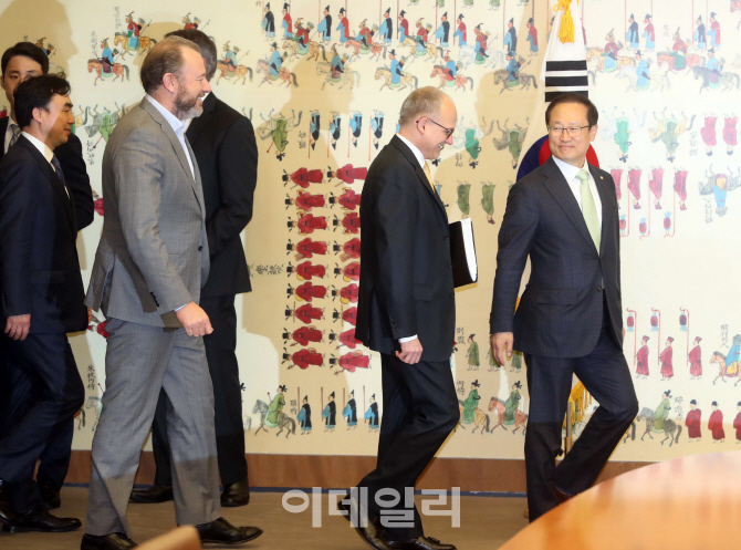 [포토]간담회 참석하는 홍영표-댄 암만