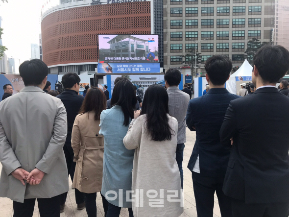 문재인-김정은 역사적 첫 만남…시민들 "평화와 번영 향한 회담 되길"