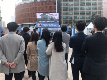 문재인-김정은 역사적 첫 만남…시민들 "평화와 번영 향한 회담 되길"